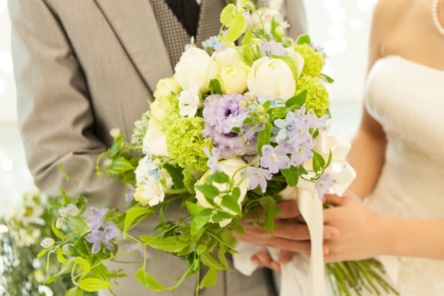 新郎から新婦への手紙サプライズ 結婚式で意識するべき新郎の２つの役割とは シカケテガミ